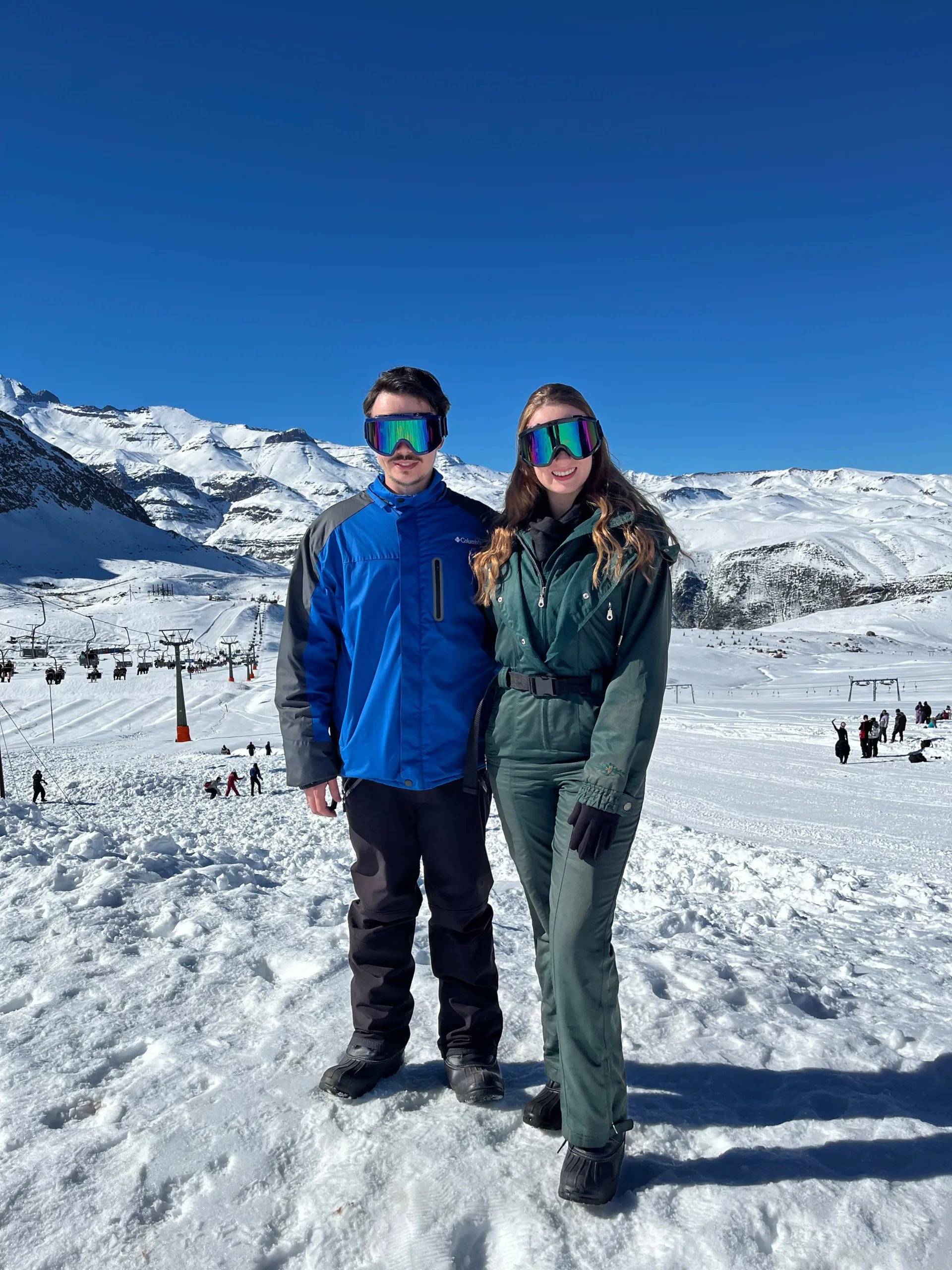 Casal em viagem de neve